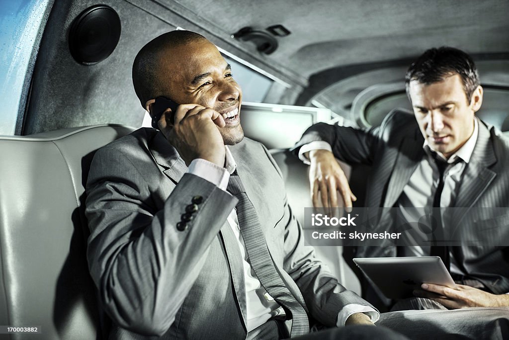 Deux hommes d'affaires en costume gris en limousine - Photo de Limousine - Voiture libre de droits