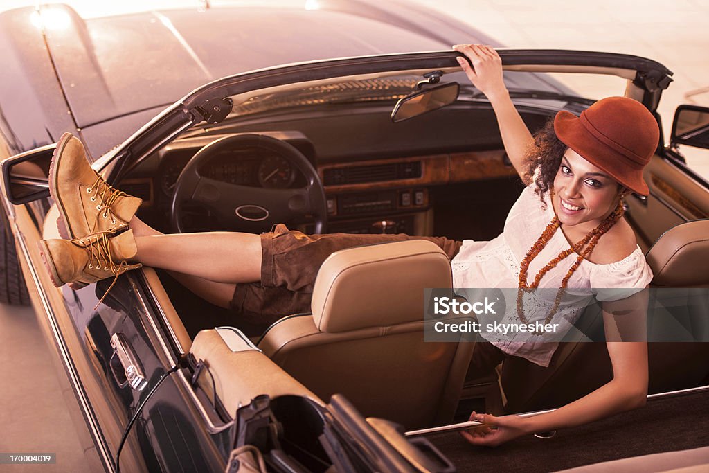 Femme afro-américaine dans le vieux compteur voiture. - Photo de 1960-1969 libre de droits