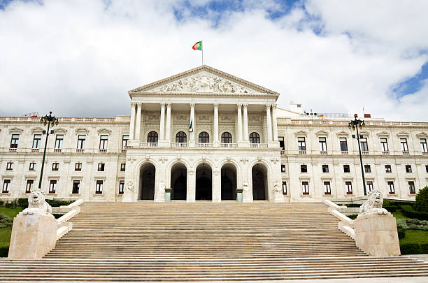 Ako funguje slovenský parlament a portugalský parlament: Systém po revolúcii