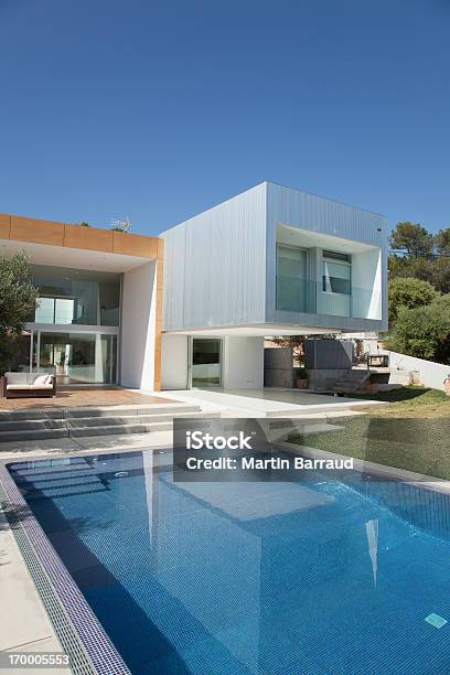 Photo libre de droit de À Lextérieur De La Maison Moderne Avec Piscine banque d'images et plus d'images libres de droit de Maison - Maison, Piscine, Luxe