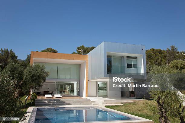 Casa Moderna De La Piscina Al Aire Libre Foto de stock y más banco de imágenes de Moderno - Moderno, Casa, Villa - Estructura de edificio