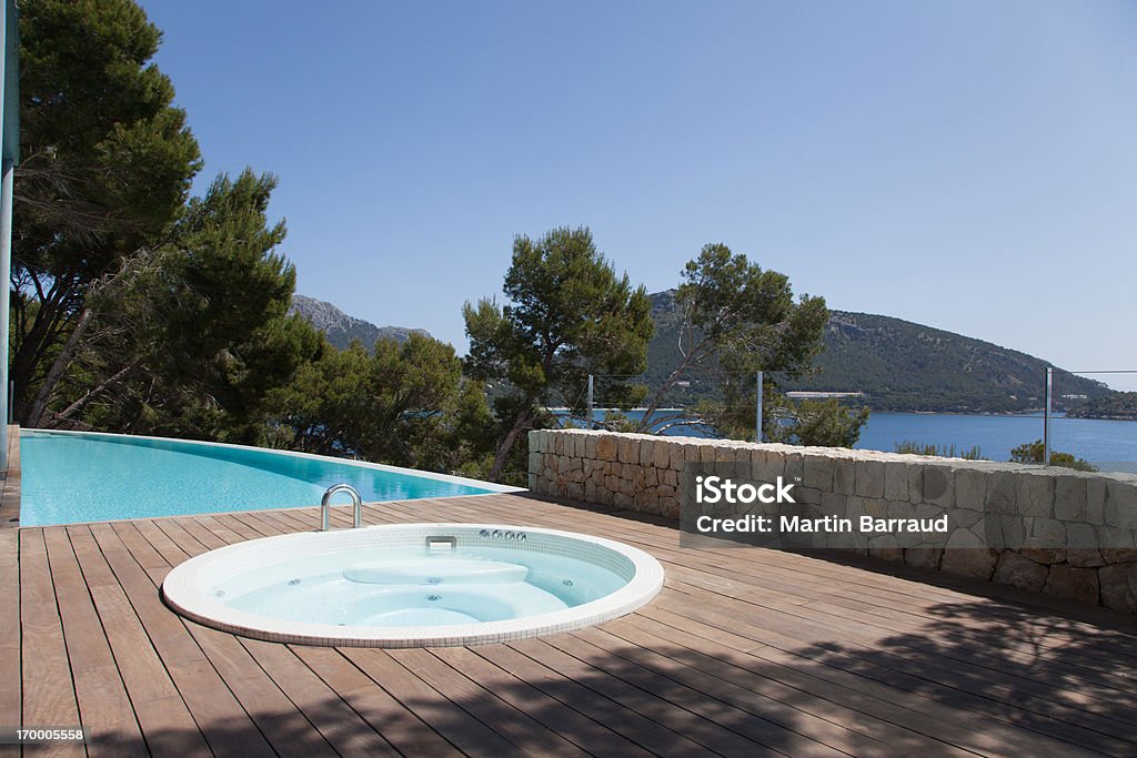 Piscina y bañera de hidromasaje en el patio - Foto de stock de Bañera caliente libre de derechos