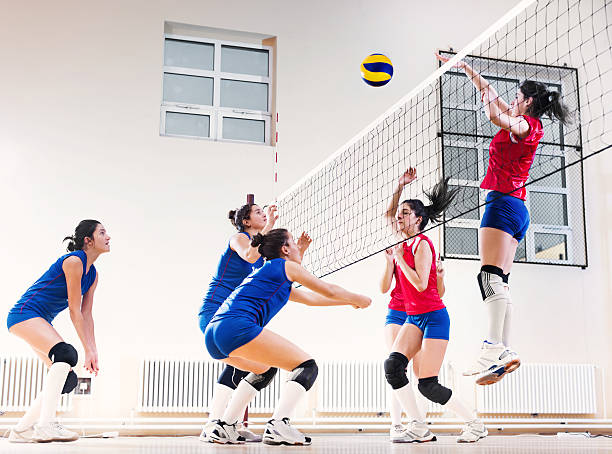 adolescente equipe jogar vôlei. - volleyball high school student teenage girls women - fotografias e filmes do acervo