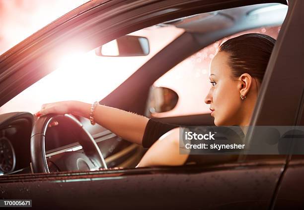 Junge Frau Fahren Ein Auto Stockfoto und mehr Bilder von Auto - Auto, Regen, Auto-Innenansicht