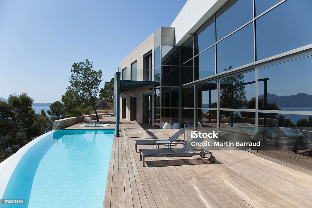 Casa moderna com piscina ao ar livre - Foto de stock de Luxo royalty-free