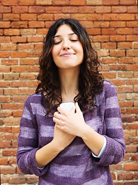 giovane donna con telefono sorridente - sollievo foto e immagini stock