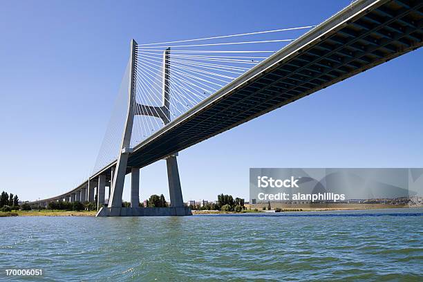 Vasco Da Gama Contemporánea De Puente De Tirantes Foto de stock y más banco de imágenes de Agua - Agua, Aire libre, Alto - Descripción física