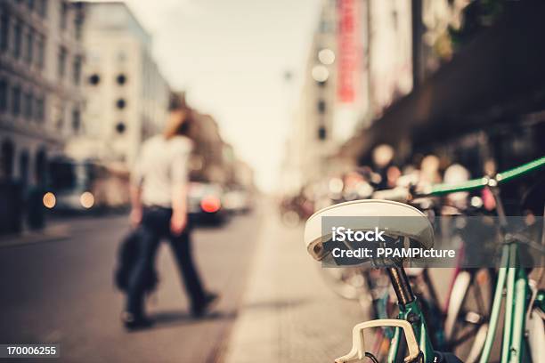 Bicicleta Inclinarse - Fotografias de stock e mais imagens de Ciclismo - Ciclismo, Peão - Papel Humano, Bicicleta