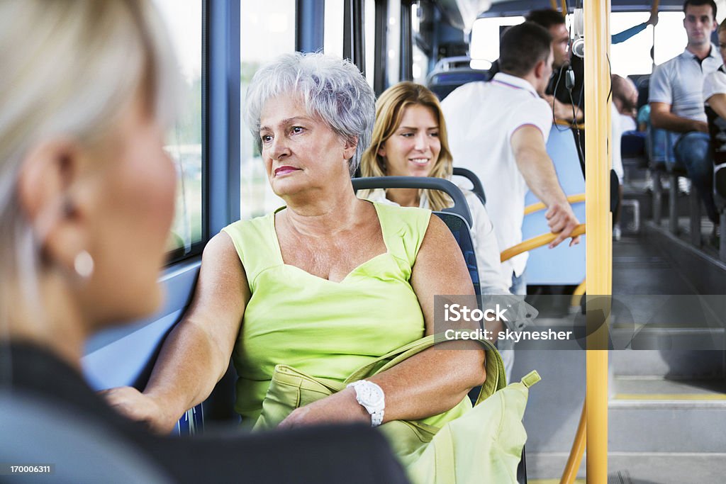 Пожилой возраст женщина замене на автобусе - Стоковые фото Автобус роялти-фри