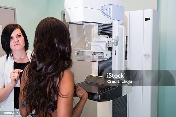 Foto de Enfermeira Com Jovem Mulher Tendo Um Mammography Preto e mais fotos de stock de Mamograma