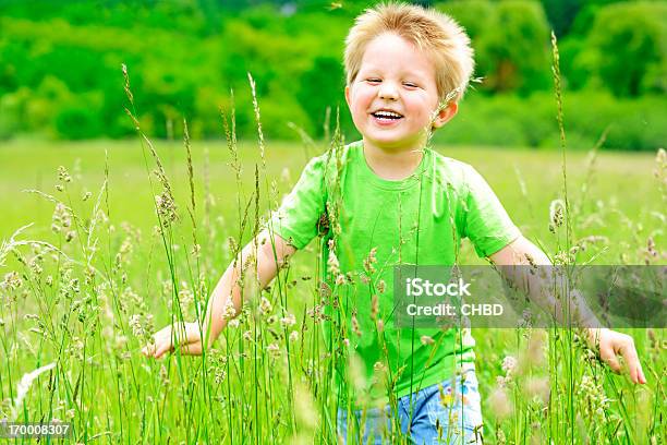 Rapaz A Divertirse - Fotografias de stock e mais imagens de Aluno de Jardim de Infância - Aluno de Jardim de Infância, Ao Ar Livre, Cor verde