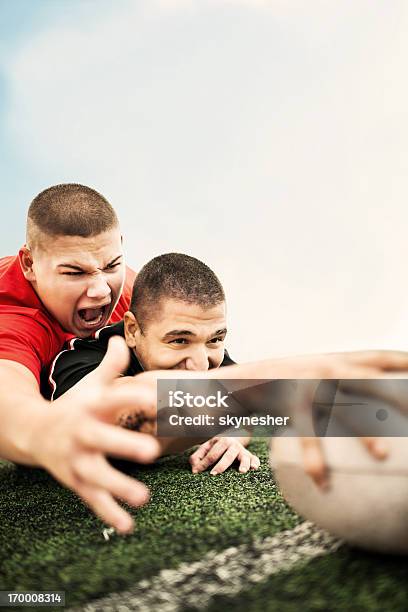 Foto de Tente Fazer Um Jogador De Rugby e mais fotos de stock de 20 Anos - 20 Anos, Adulto, Agarrar