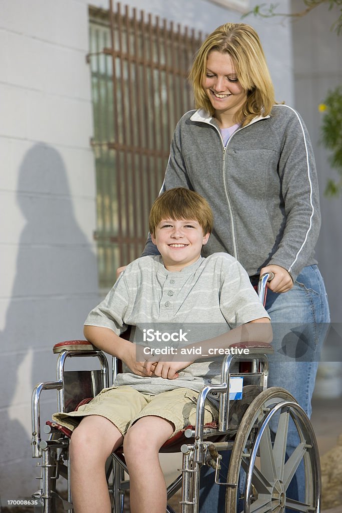 Ragazzo ragazza cura per disabili - Foto stock royalty-free di Bambini maschi