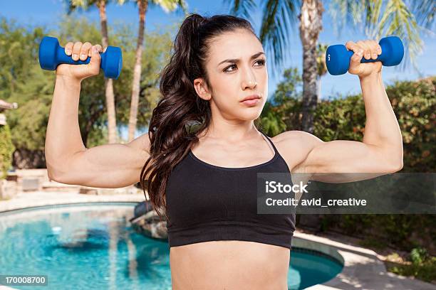 Fuerte Chica Flexión De Brazos Foto de stock y más banco de imágenes de 20 a 29 años - 20 a 29 años, 20-24 años, 25-29 años