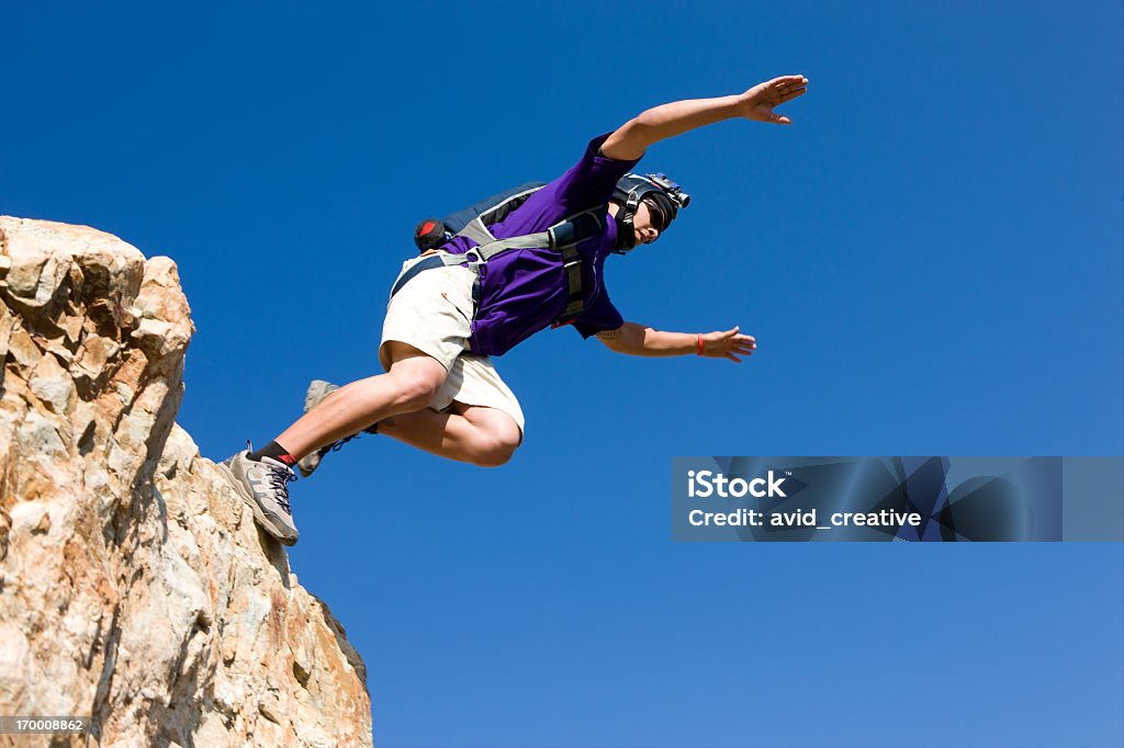 BASE Jumping di Cliff Jumper - Foto stock royalty-free di Roccia