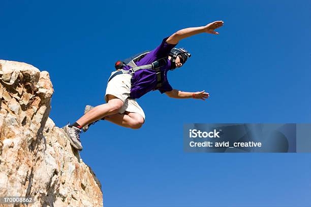 Foto de Base Jumper Saltar De Penhasco e mais fotos de stock de Homens - Homens, Pular, Rocha