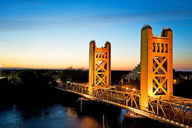 タワーブリッジの夕暮れ時にカリフォルニア州サクラメント - vertical lift bridge ストックフォトと画像