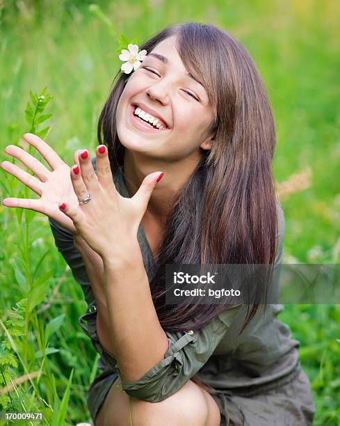 Foto de Mulher Feliz Ao Ar Livre e mais fotos de stock de 20-24 Anos - 20-24 Anos, Adolescente, Adulto