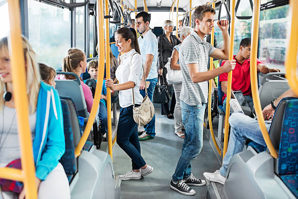 menschen auf dem bus. - öffentliches verkehrsmittel stock-fotos und bilder