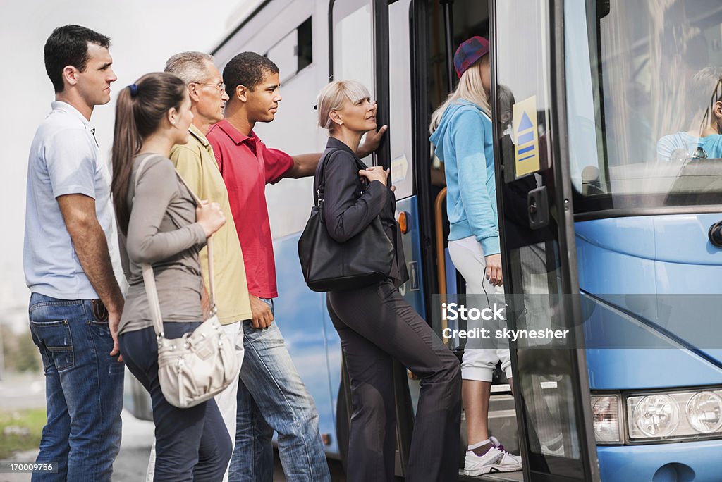 Persone a bordo di un autobus. - Foto stock royalty-free di Autobus