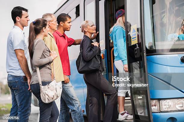 Persone A Bordo Di Un Autobus - Fotografie stock e altre immagini di Autobus - Autobus, Persone, Imbarcarsi