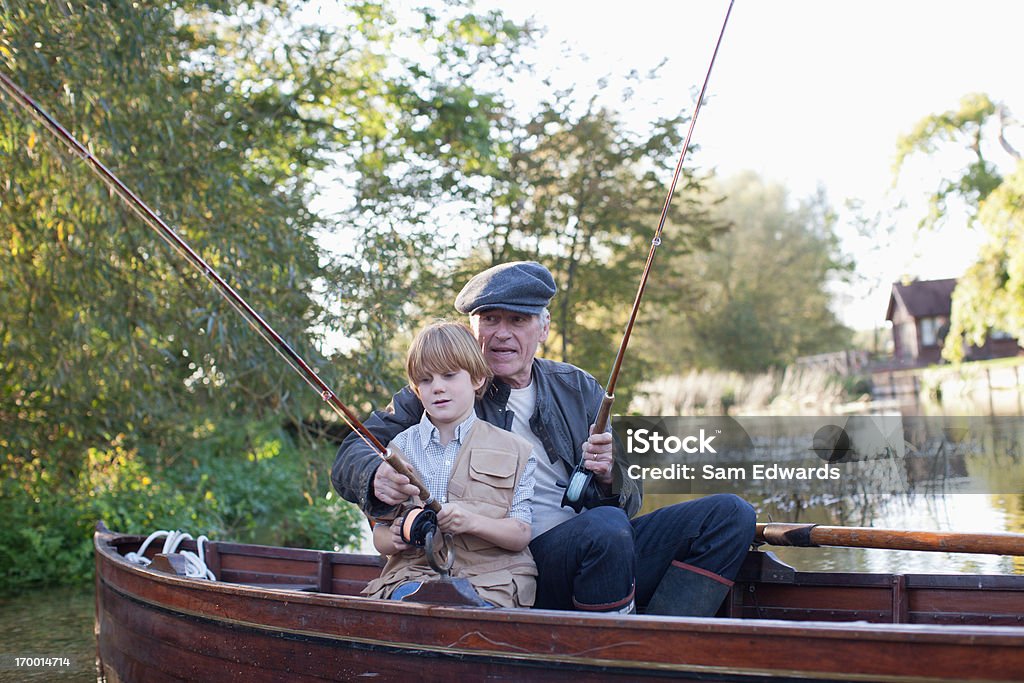 Дед и Внук Рыбалка в лодке - Стоковые фото 6-7 лет роялти-фри