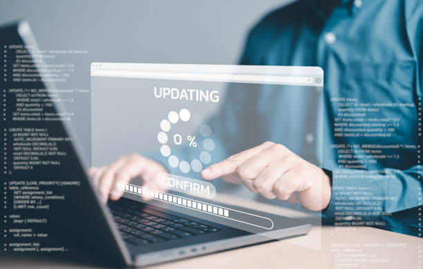 Update software application and hardware upgrade technology concept, Firmware or Operating System update, Man using computer with comfirm button and percent progress bar screen. Installing app patch. actualizar el concepto de tecnología de actualización de software y hardware, actualización de firmware o sistema operativo, hombre que usa la computadora con botón de confirmación y pantalla de barra de progreso de porcentaje. instalación del parche