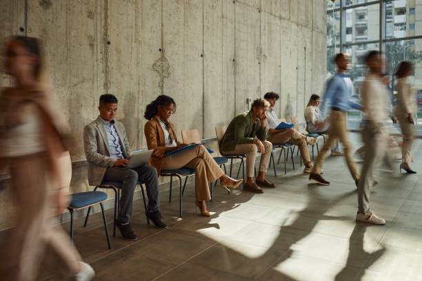 Gruppo di uomini d'affari in attesa di colloquio di lavoro in ufficio. - foto stock