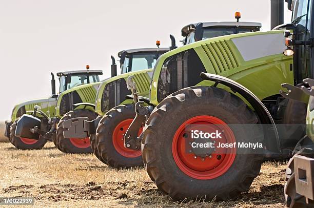 Nuevo Tractores En Campo Foto de stock y más banco de imágenes de Tractor - Tractor, Agricultura, Maquinaria agrícola