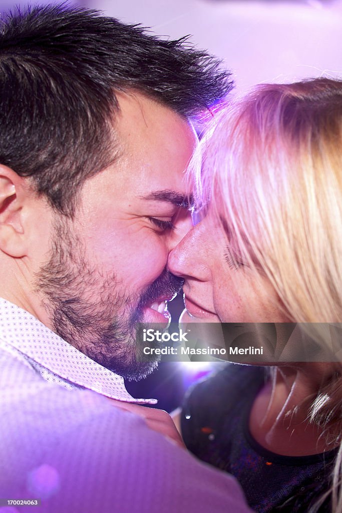 Coppia in discoteca - Foto stock royalty-free di Abbracciare una persona