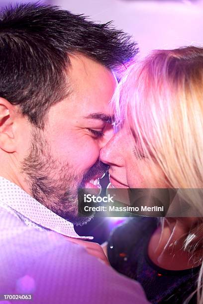 Coppia In Discoteca - Fotografie stock e altre immagini di Abbracciare una persona - Abbracciare una persona, Adulto, Allegro