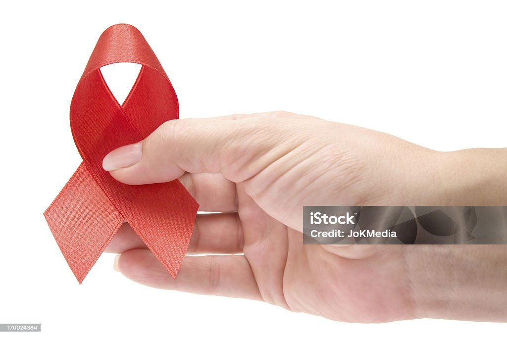 Organizar una cinta roja contra el sida - Foto de stock de VIH libre de derechos