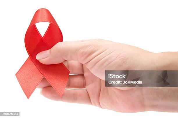 Organizar Una Cinta Roja Contra El Sida Foto de stock y más banco de imágenes de VIH - VIH, SIDA, Lazo - Nudo