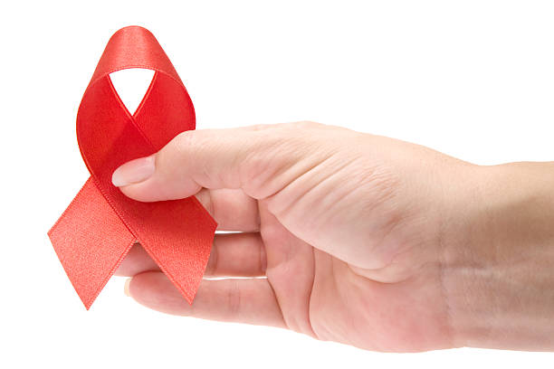 con un nastro rosso della lotta all'aids - aids awareness ribbon ribbon bow cut out foto e immagini stock
