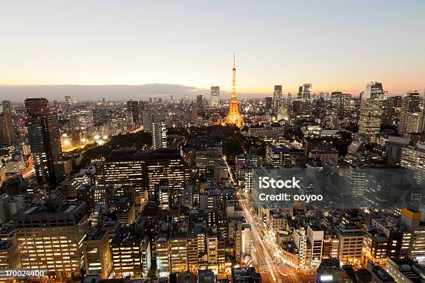 Foto de Horizonte De Tóquio Ao Anoitecer e mais fotos de stock de Arquitetura - Arquitetura, Arranha-céu, Capitais internacionais