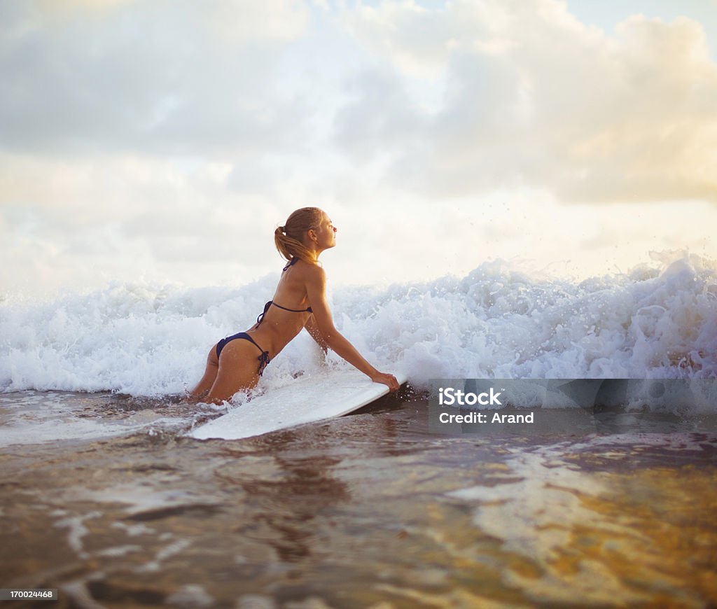 surfer Mädchen - Lizenzfrei Abenddämmerung Stock-Foto