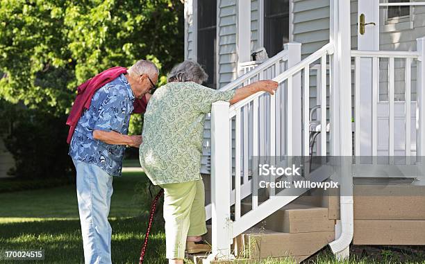 Uomo Aiutando Senior Moglie Salire Le Scale - Fotografie stock e altre immagini di Processo d'invecchiamento - Processo d'invecchiamento, Vita domestica, Scalinata