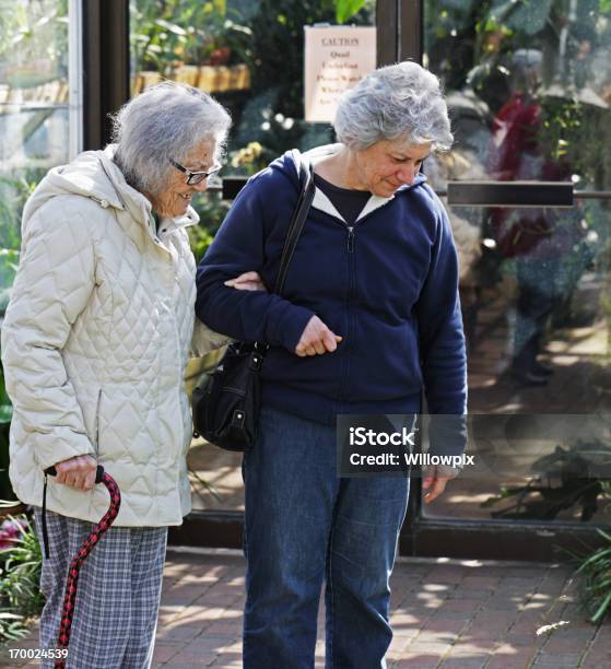 Foto de Sênior Mãe E Filha Olhando Para Baixo e mais fotos de stock de 60 Anos - 60 Anos, Adulto, Apoio