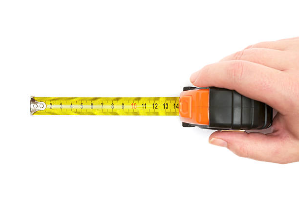 uomo di prendere una misura - tape measure centimeter ruler instrument of measurement foto e immagini stock
