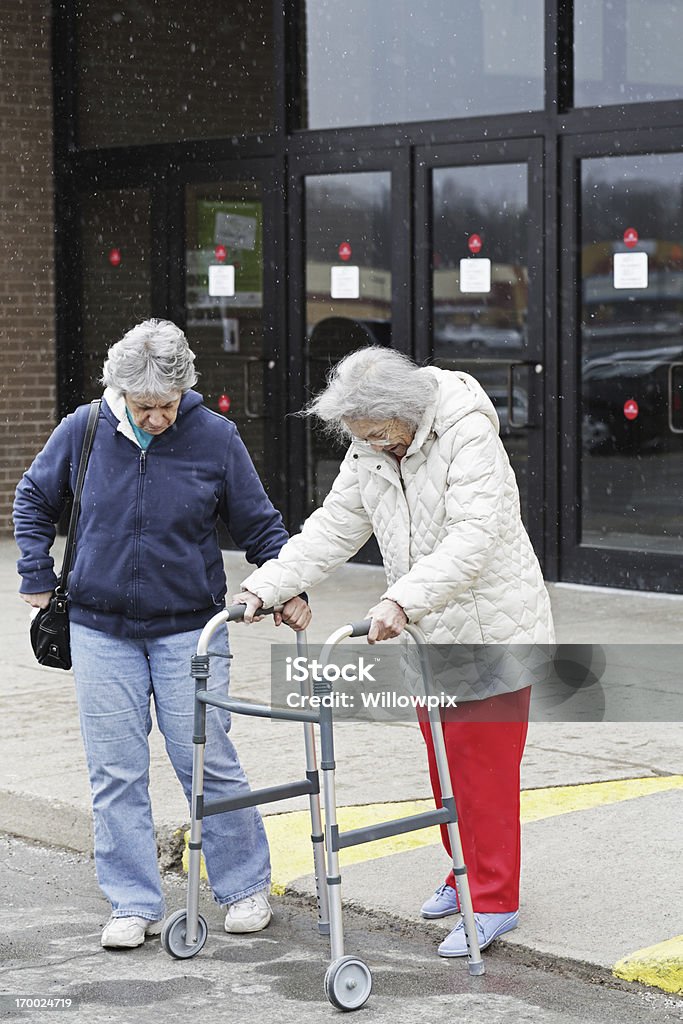 Mujer de edad avanzada con ortopédica Walker - Foto de stock de Andador - Equipo ortopédico libre de derechos