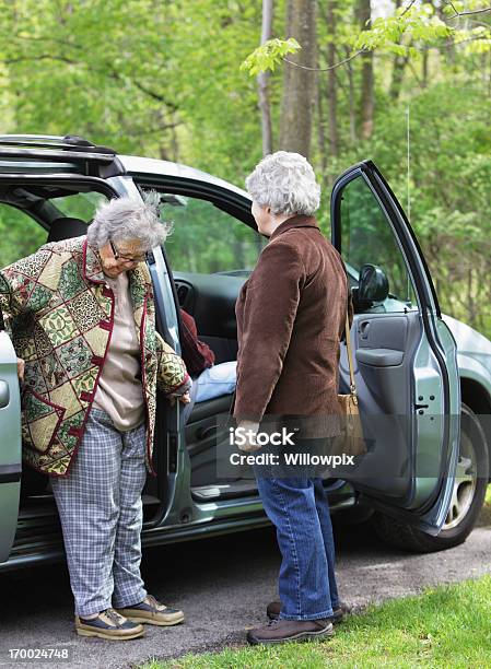 Starszy Kobieta Ostrożnie Wprowadzić Minivan Samochodu - zdjęcia stockowe i więcej obrazów Samochód