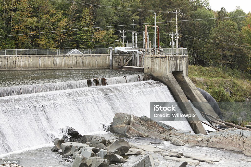 Lac Cascade de l'énergie hydroélectrique de la société - Photo de Abrupt libre de droits