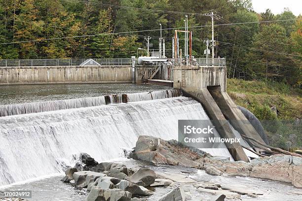 Photo libre de droit de Lac Cascade De Lénergie Hydroélectrique De La Société banque d'images et plus d'images libres de droit de Abrupt