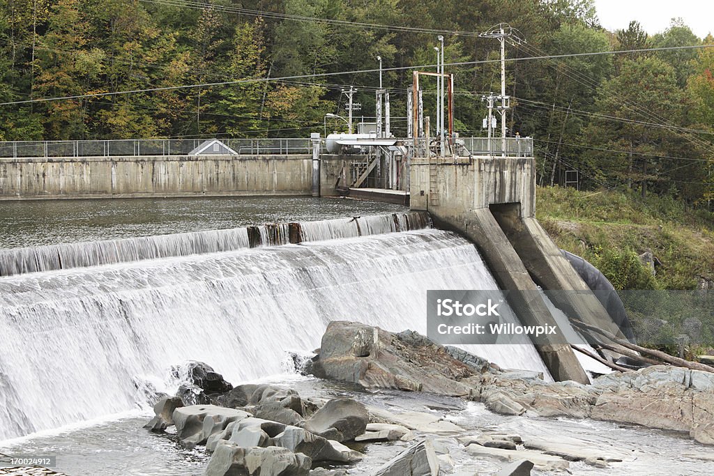 Резервуар Водопад в котором расположены гидроэлектростанция компании - Стоковые фото Без людей роялти-фри