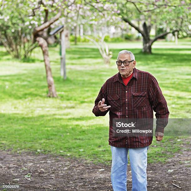 Senior Hombre Haciendo Pregunta Al Parque Natural Foto de stock y más banco de imágenes de Camisa de leñador - Camisa de leñador, Chaqueta, 80-89 años