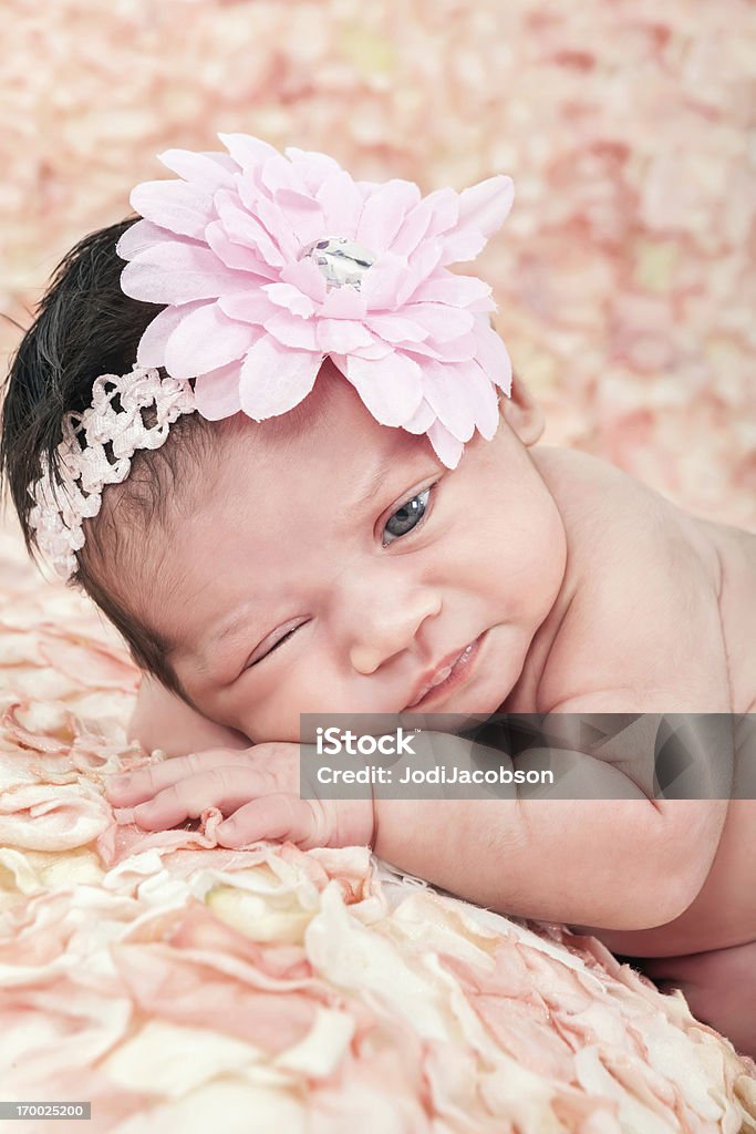 Bebé Recién Nacido Niña Foto de stock y más banco de imágenes de 0