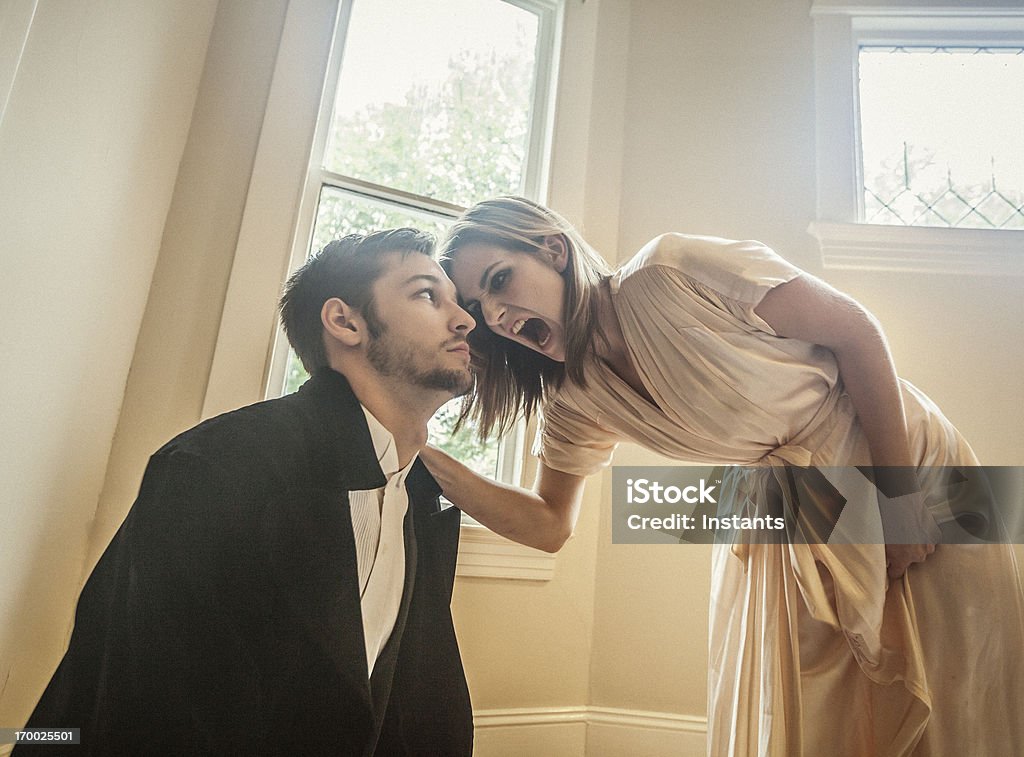 Donna gridando a uomo - Foto stock royalty-free di Furioso