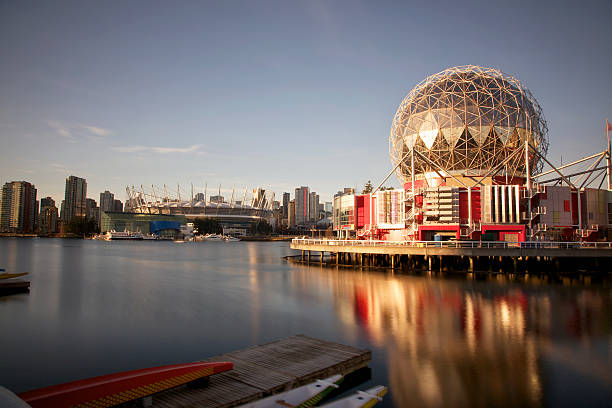 ложный ручей view of science world ванкувер, канада - false creek стоковые фото и изображения