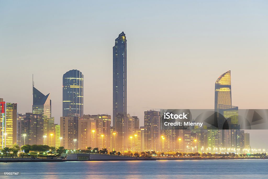 Rascacielos edificios en Abu Dhabi - Foto de stock de Abu Dabi libre de derechos