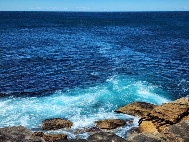 scena naturale, vista del mare in un mare roccioso - maroubra beach foto e immagini stock